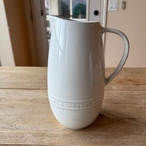 NEW Le Creuset✨Signature Slim Stoneware 8.75” Tall Pitcher, 1.7 qt Classic White